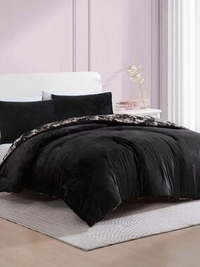 Betsy Johnson King Size Duvet Cover. Reversable. Betsyville